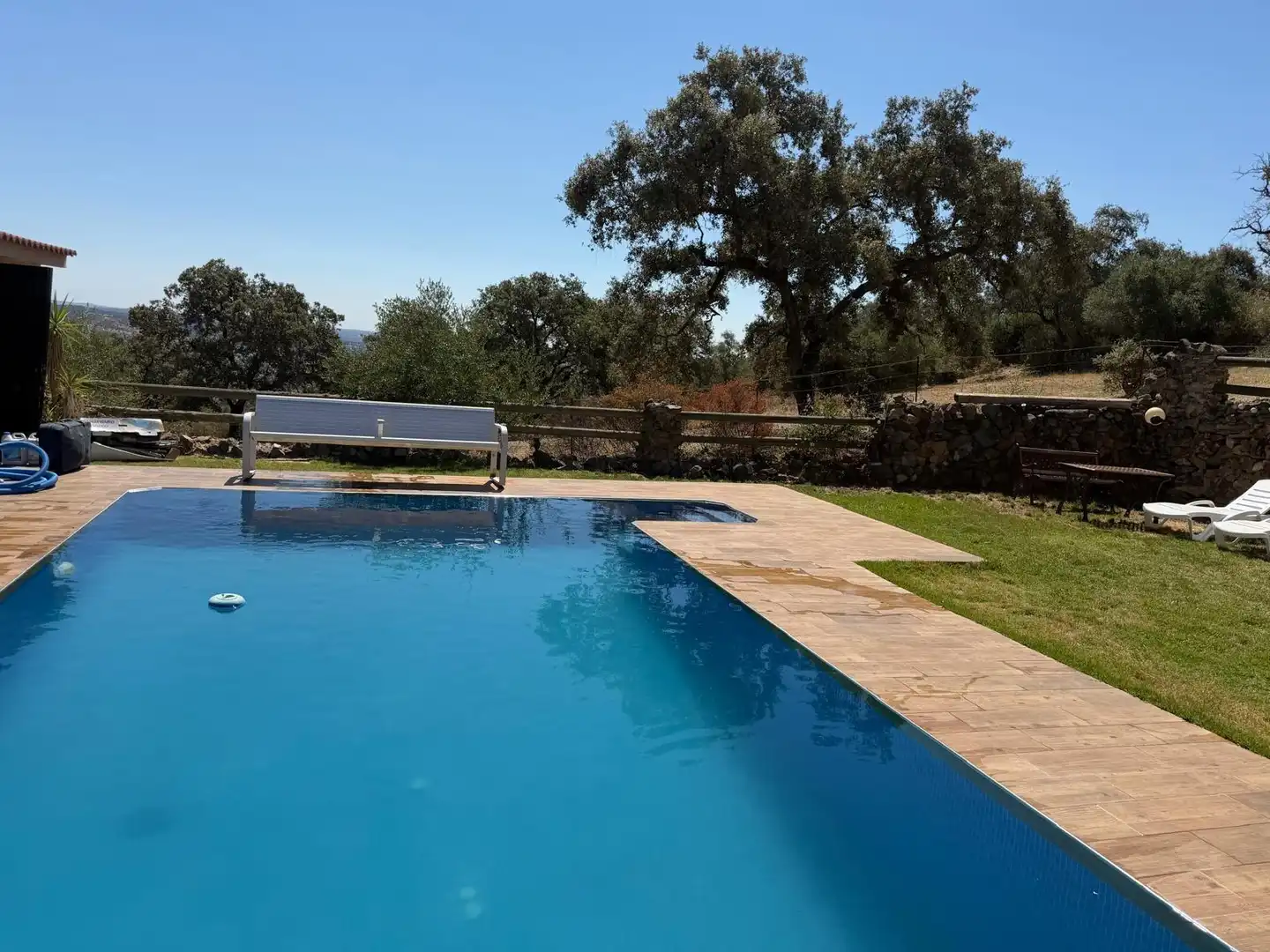 Piscina de Casa o xalet en venda en El Castillo de las Guardas amb Jardí privat i Piscina comunitària