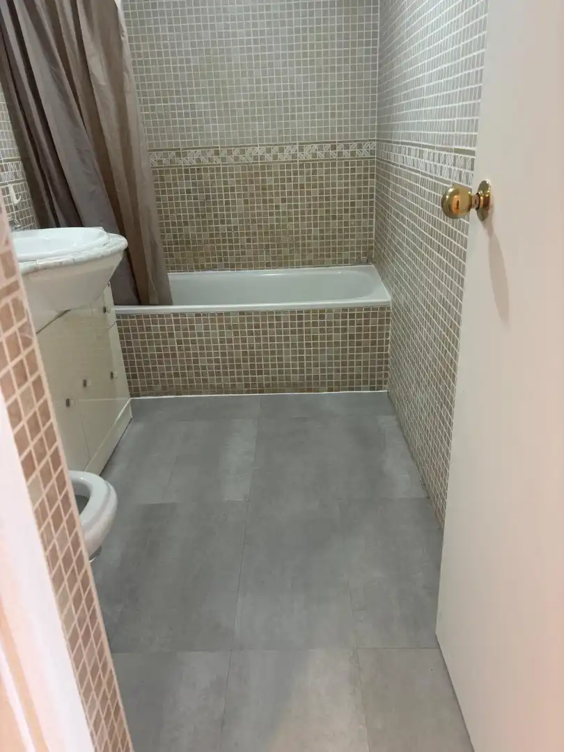 Baño de Apartamento en venta en Madrid con Aire acondicionado, Horno y Lavadora