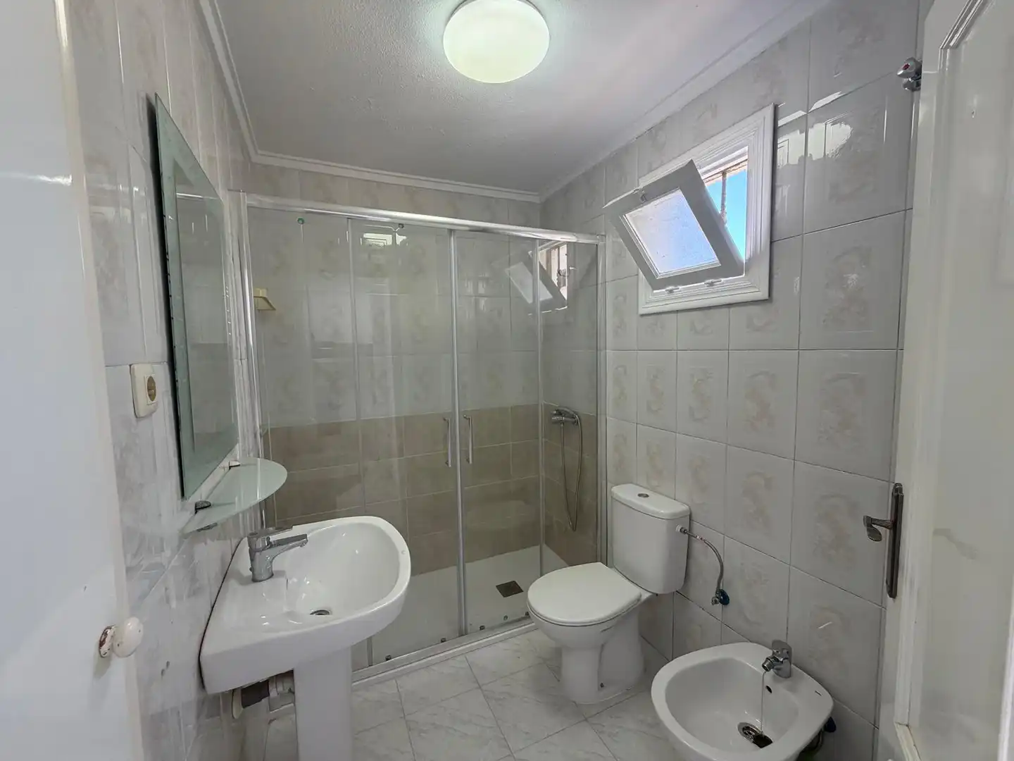 Bathroom of Flat for sale in Torrevieja  with Air Conditioner, Terrace and Community pool