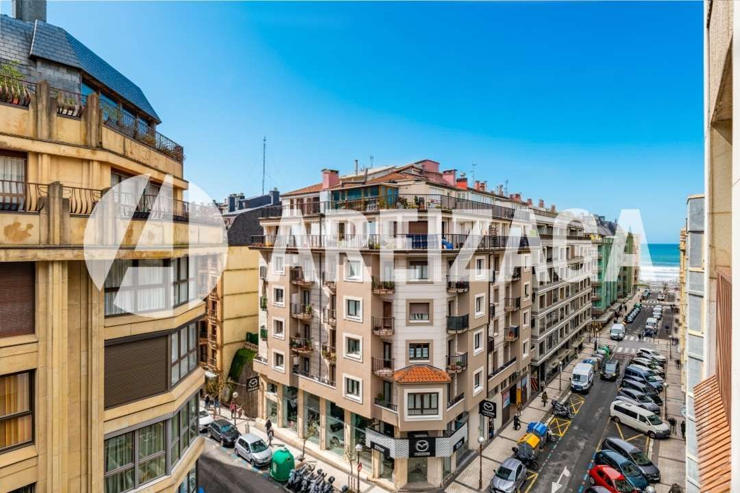 Vista exterior de Pis en venda en Donostia - San Sebastián  amb Calefacció, Terrassa i Balcó