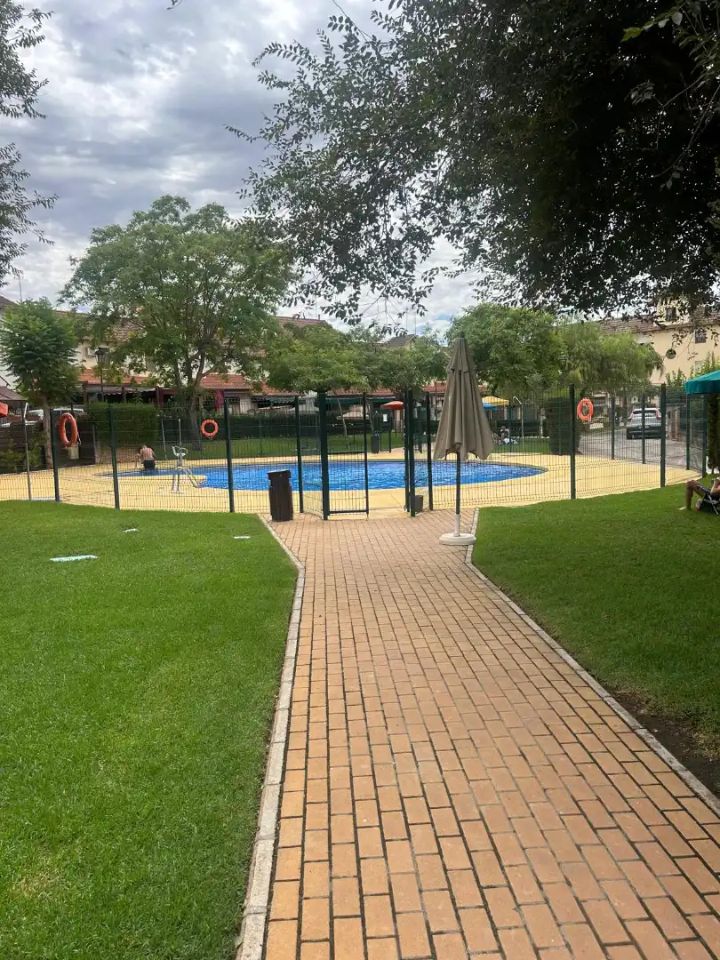 Piscina de Pis de lloguer en Dos Hermanas amb Aire condicionat, Moblat i Es permeten mascotes