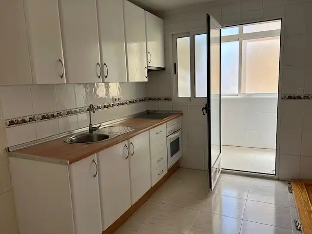 Küche von Wohnung zum Verkauf in Fortuna mit Klimaanlage, Abstellraum und Balkon