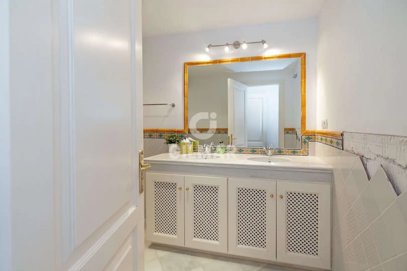 Baño de Casa adosada en venta en Benahavís con Calefacción y Piscina