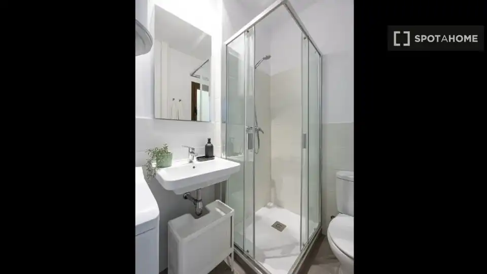 Baño de Piso de alquiler en Barcelona con Aire acondicionado, Calefacción y Amueblado