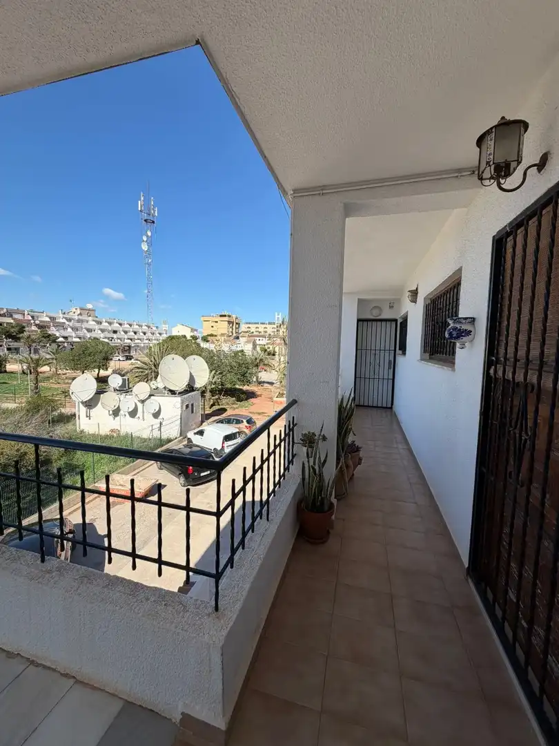 Vista exterior de Pis en venda en Torrevieja amb Aire condicionat, Calefacció i Terrassa