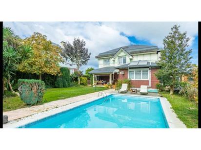 Vista exterior de Casa o xalet en venda en Santa Cruz de Bezana amb Terrassa i Piscina