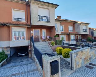 Vista exterior de Casa adosada en venda en Sanxenxo amb Calefacció, Jardí privat i Parquet