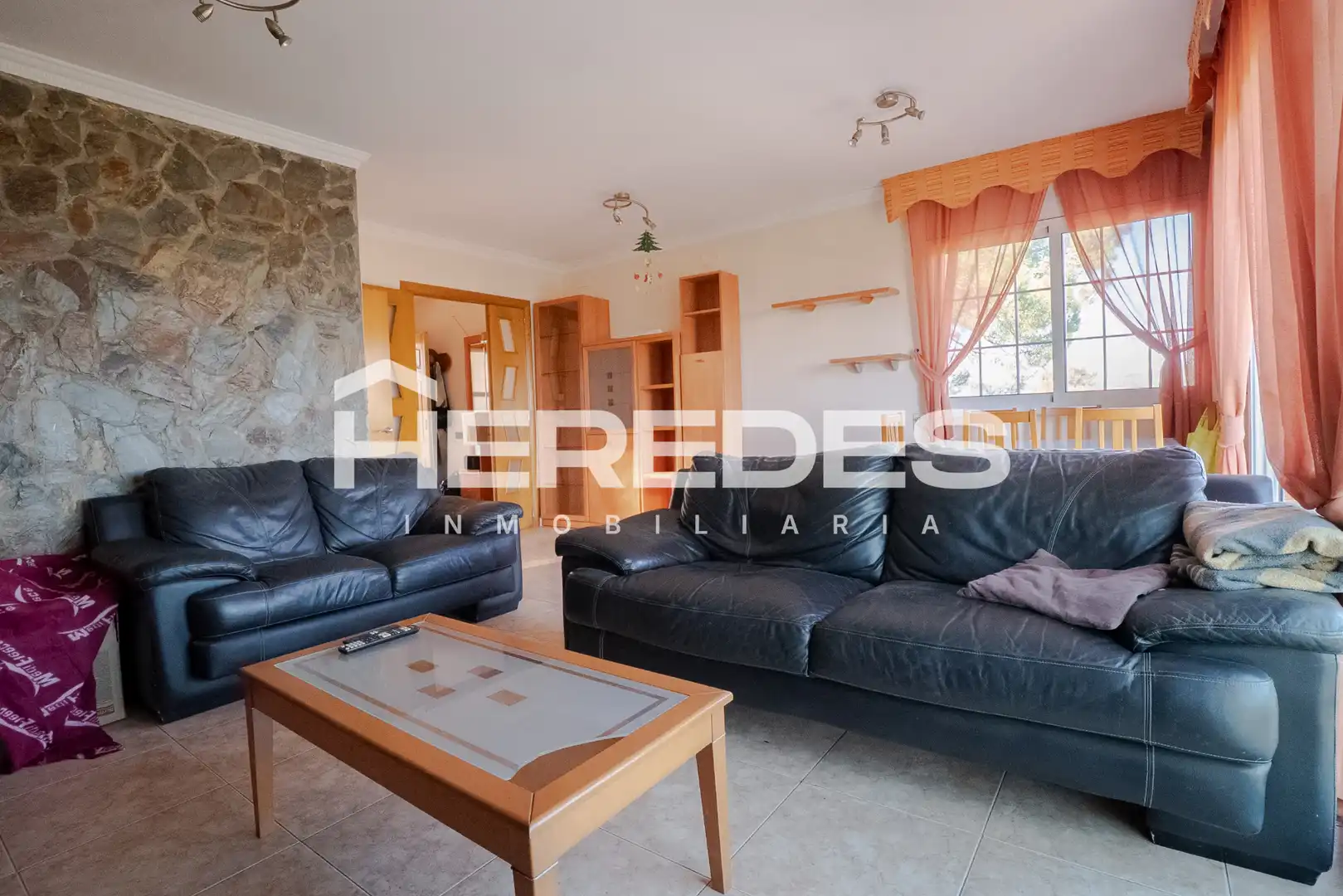 Sala de estar de Casa o chalet en venta en Torrelles de Llobregat con Calefacción, Jardín privado y Terraza