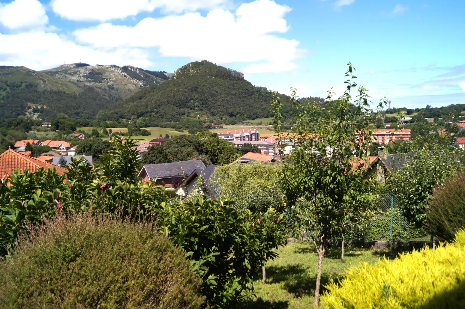 Vista exterior de Casa o xalet en venda en Medio Cudeyo amb Calefacció, Jardí privat i Terrassa