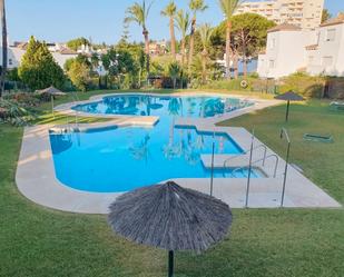 Piscina de Casa adosada en venda en Estepona amb Jardí privat, Terrassa i Traster