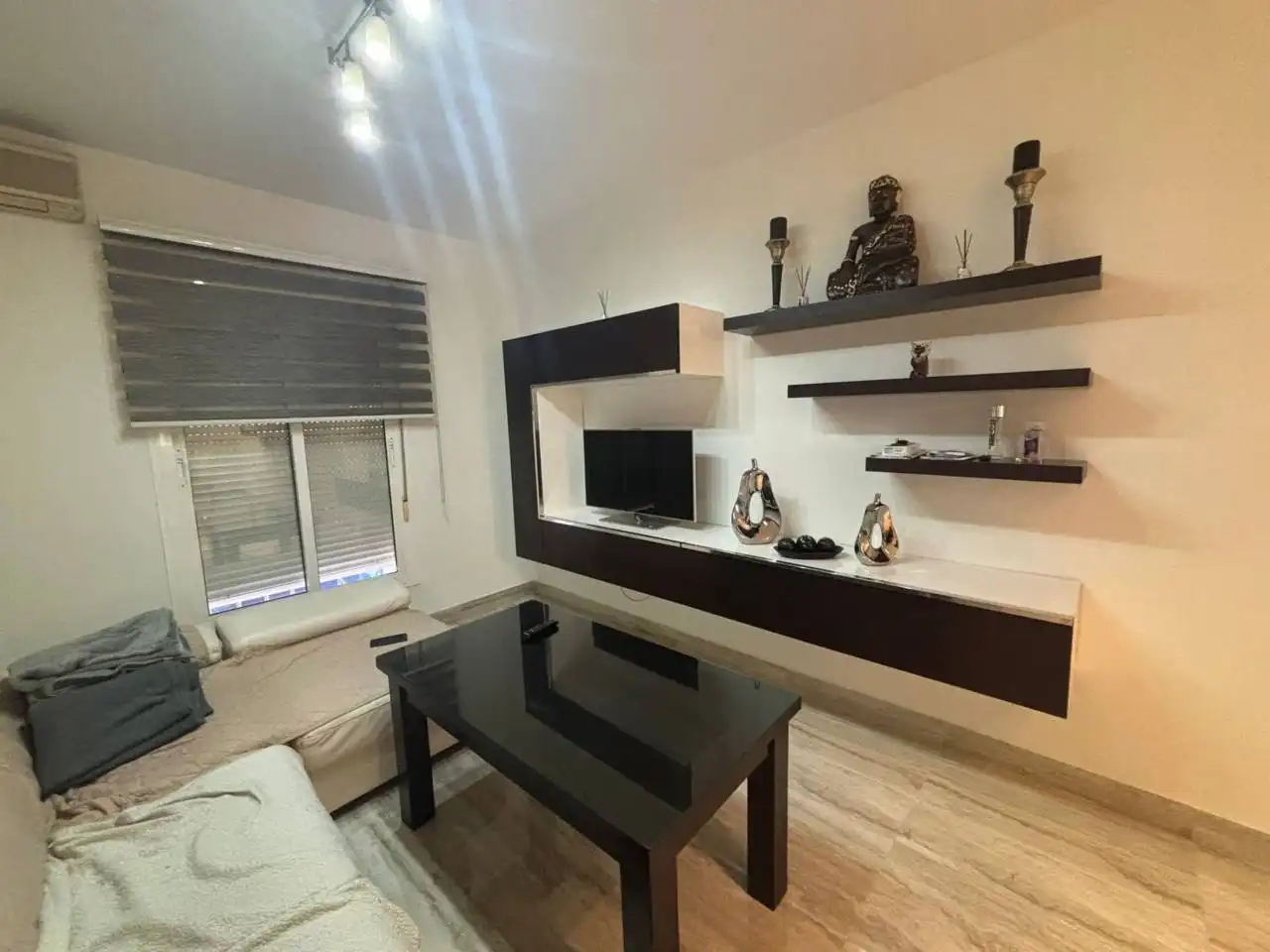 Sala de estar de Casa adosada en venta en Dos Hermanas con Aire acondicionado, Calefacción y Jardín privado