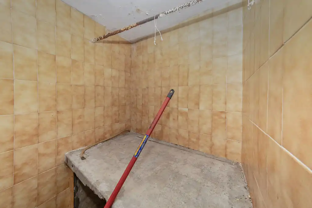 Badezimmer von Geschaftsraum zum Verkauf in Cardona