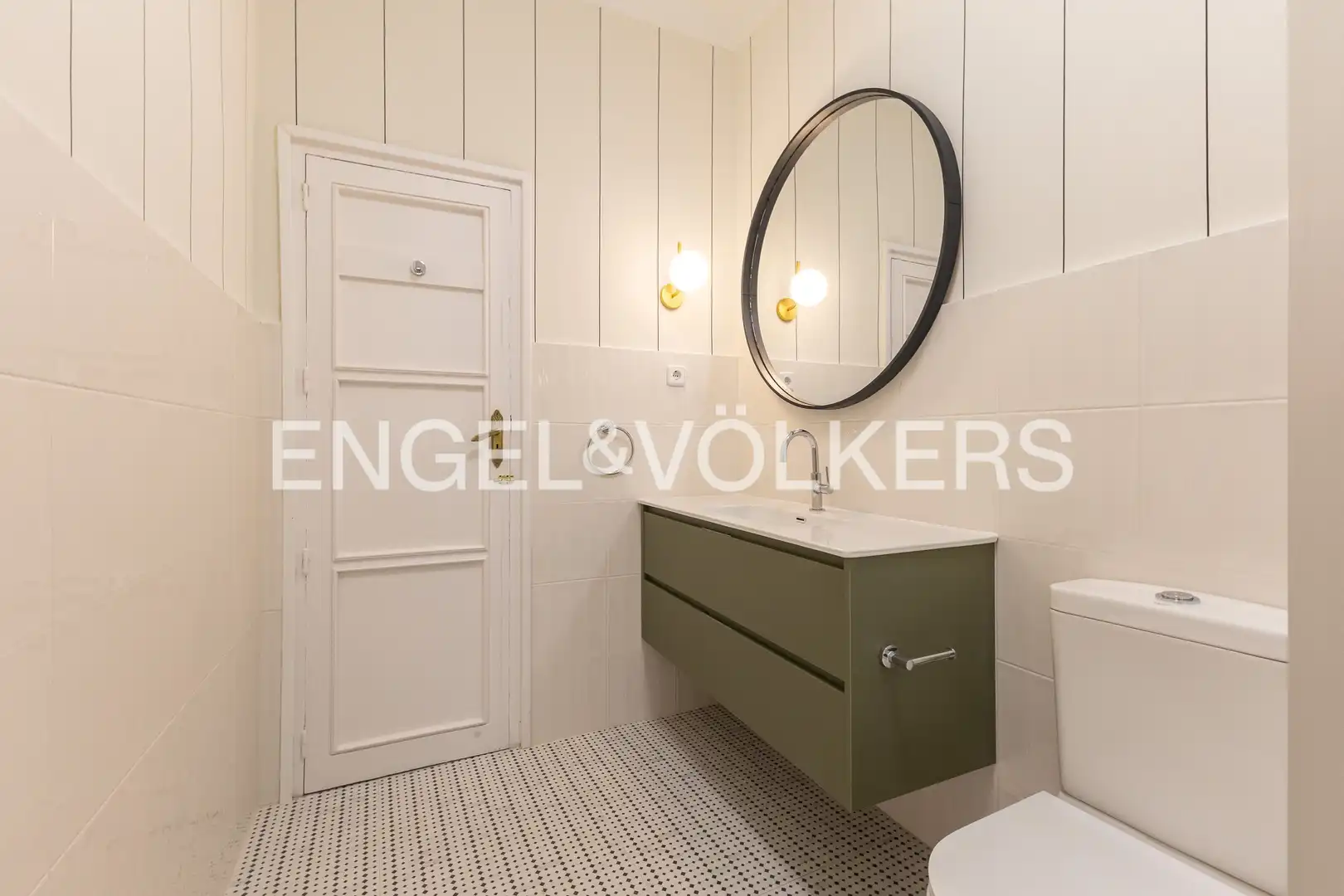 Bathroom of Flat for rent in Madrid  with Air Conditioner, Heating and Balcony