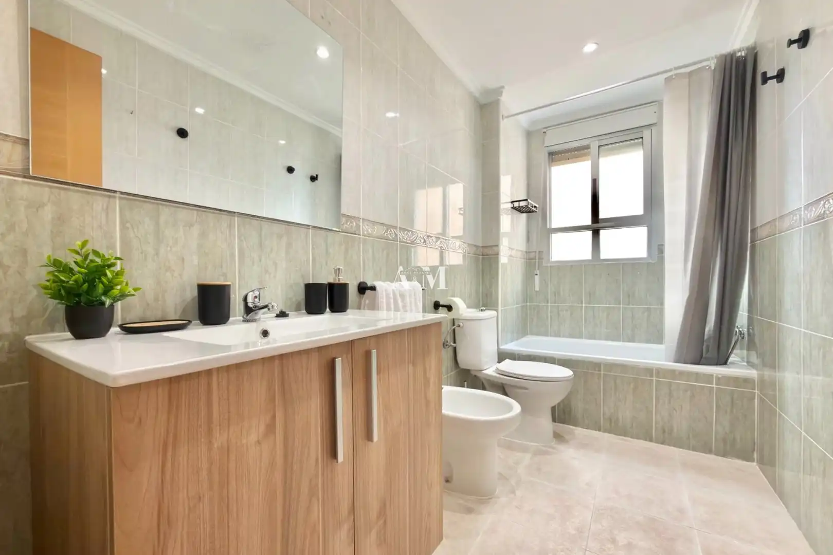 Badezimmer von Wohnung zur Miete in Torrevieja mit Klimaanlage, Heizung und Terrasse
