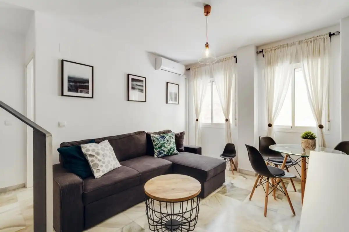 Sala d'estar de Dúplex de lloguer en Málaga amb Aire condicionat, Terrassa i Moblat
