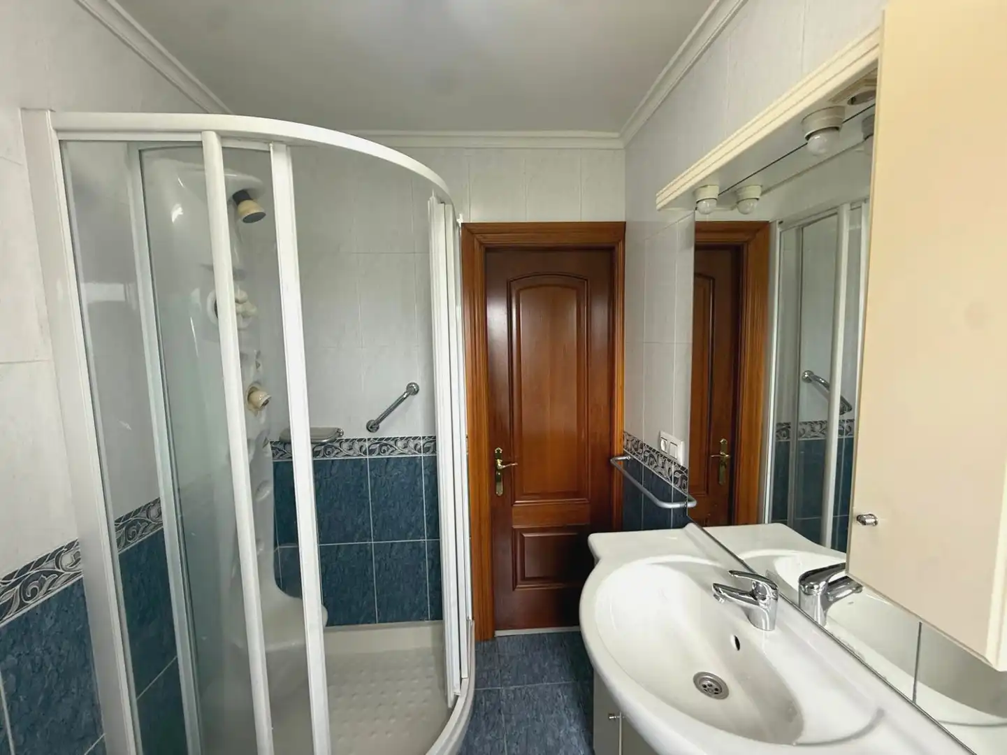 Badezimmer von Wohnung zum Verkauf in Avilés mit Heizung und Möbliert