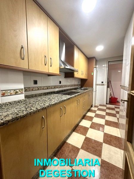 Cuina de Pis de lloguer en Linares amb Aire condicionat, Calefacció i Moblat