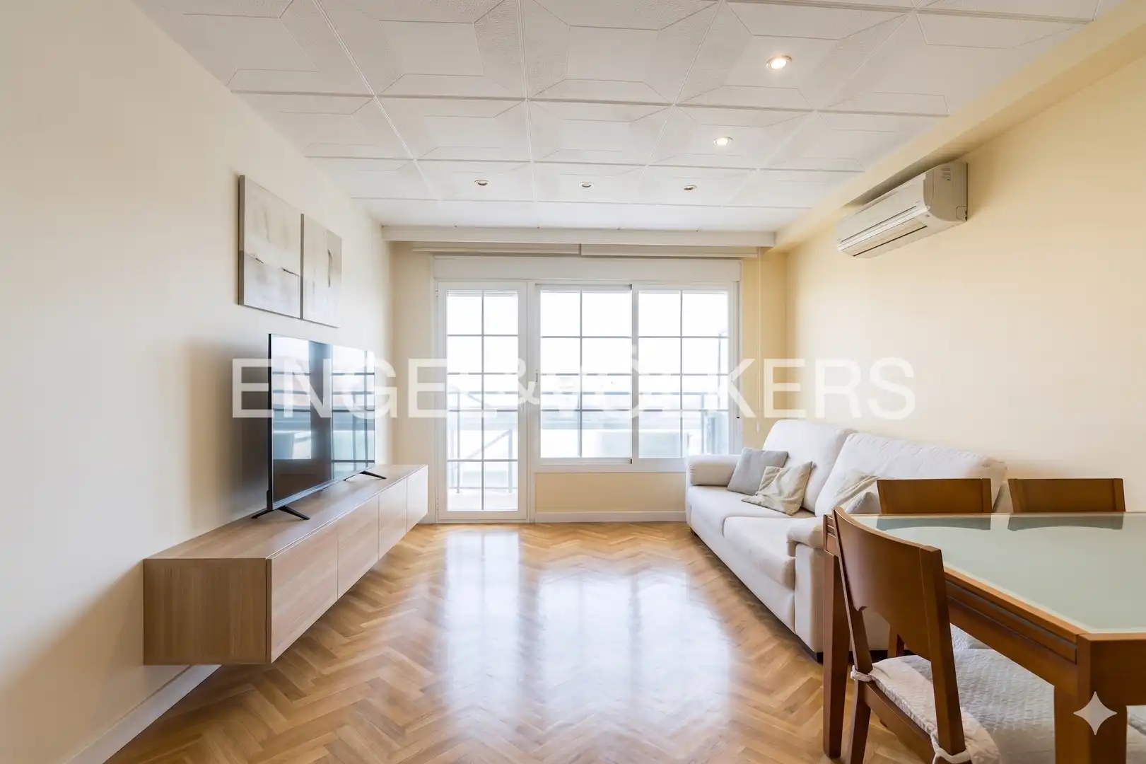 Vista exterior de Piso en venta en Barcelona con Calefacción y Balcón