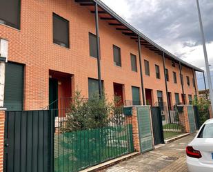 Vista exterior de Casa adosada en venda en Ponferrada amb Calefacció, Jardí privat i Balcó