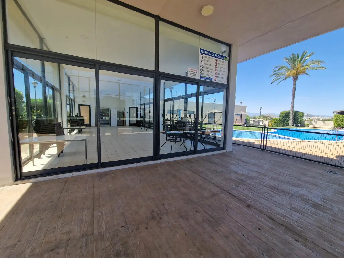 Terrasse von Einfamilien-Reihenhaus zum Verkauf in La Pobla de Vallbona mit Klimaanlage, Heizung und Privatgarten
