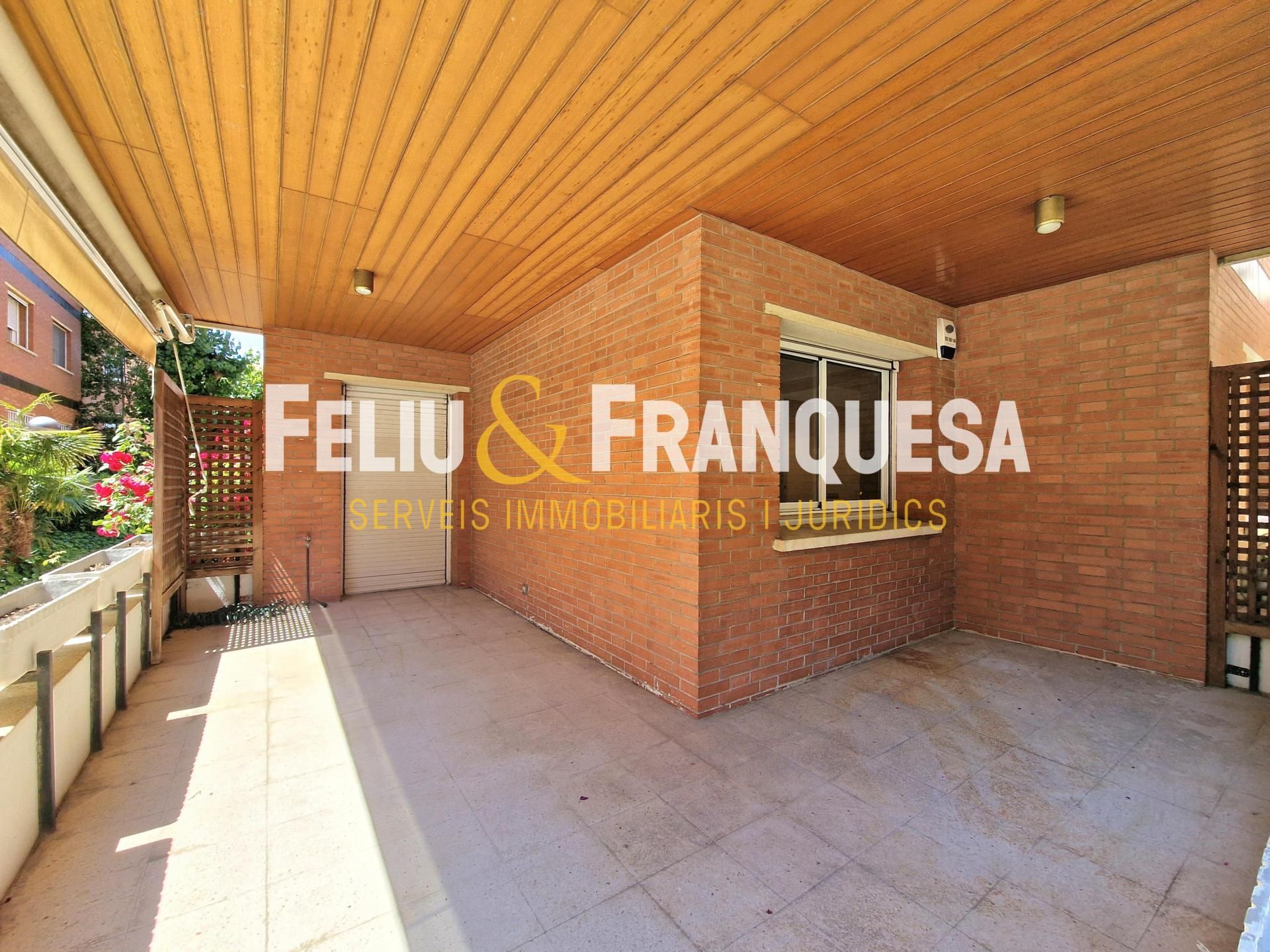 Vista exterior de Pis en venda en Sant Cugat del Vallès amb Calefacció, Terrassa i Piscina