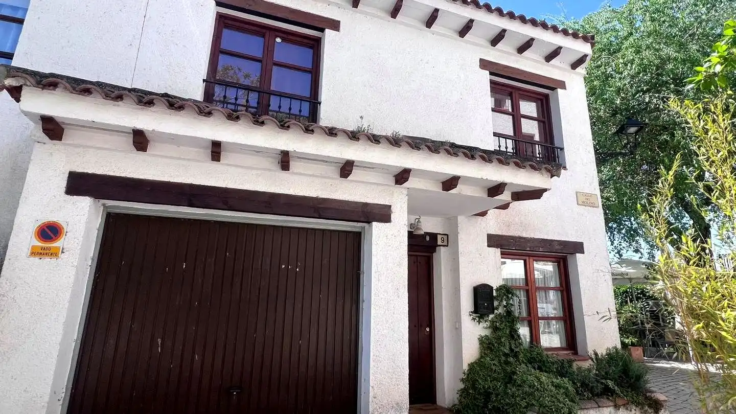 Vista exterior de Casa adosada en venda en Olmeda de las Fuentes amb Calefacció i Jardí privat