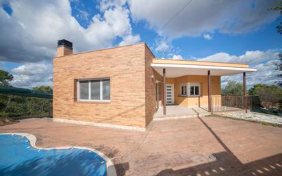 Exterior view of House or chalet for sale in La Torre de Claramunt  with Terrace and Swimming Pool