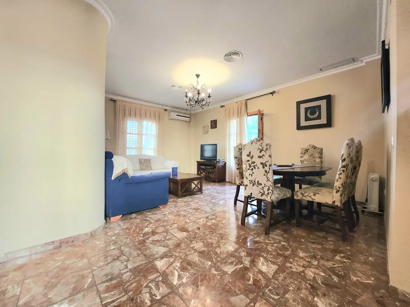 Sala de estar de Casa o chalet en venta en Alcalá de Guadaira con Aire acondicionado, Calefacción y Jardín privado