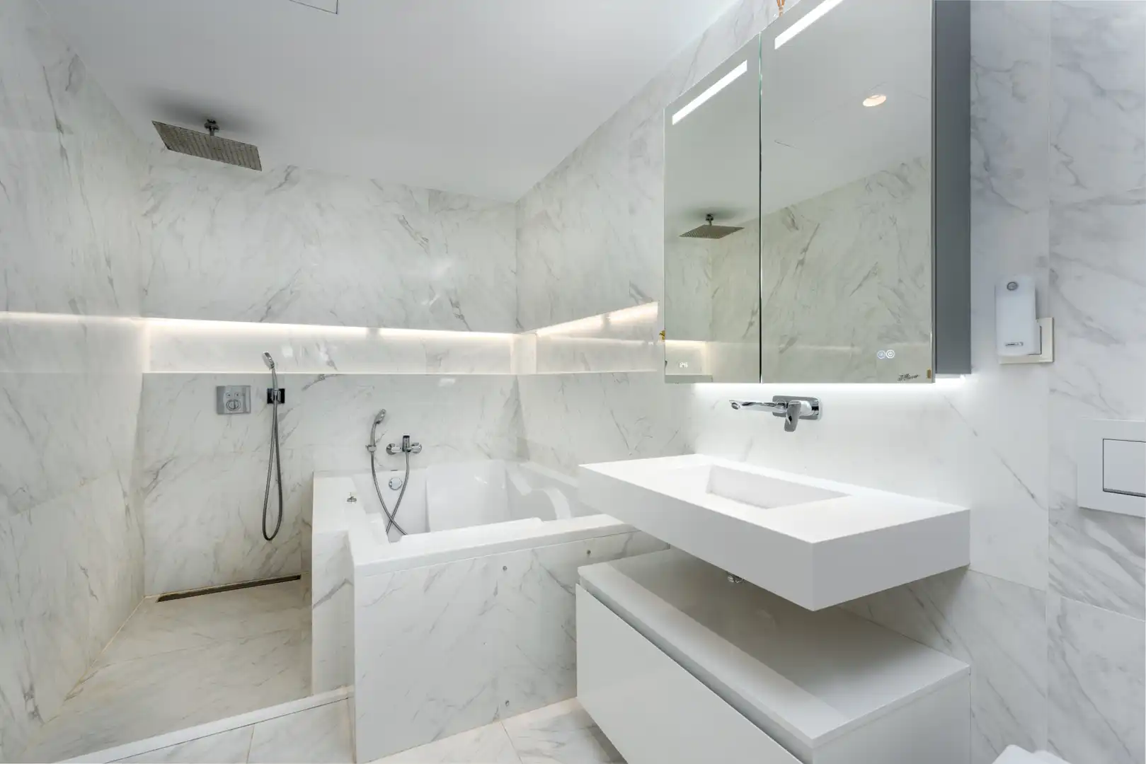 Baño de Casa adosada en venta en Marbella con Aire acondicionado, Jardín privado y Terraza