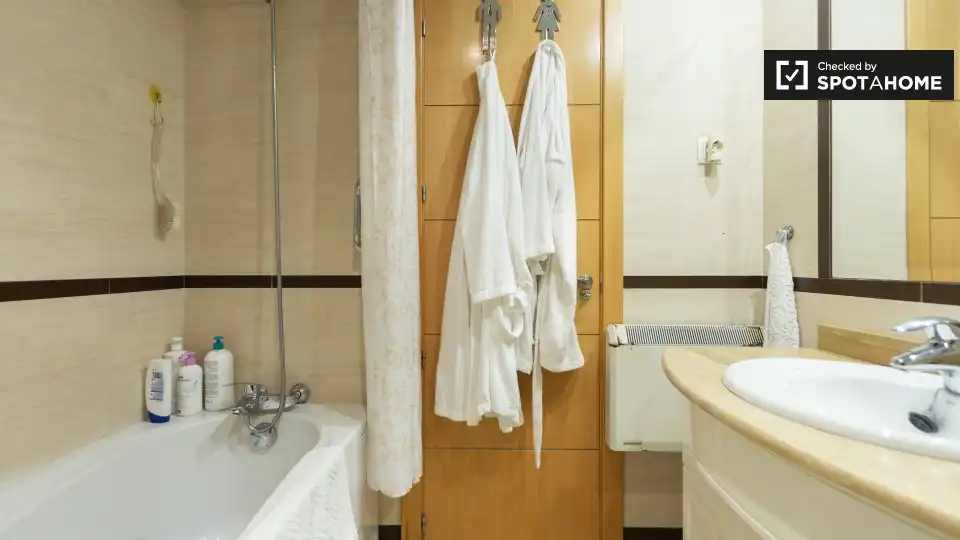 Baño de Piso de alquiler en Pozuelo de Alarcón con Aire acondicionado, Calefacción y Amueblado