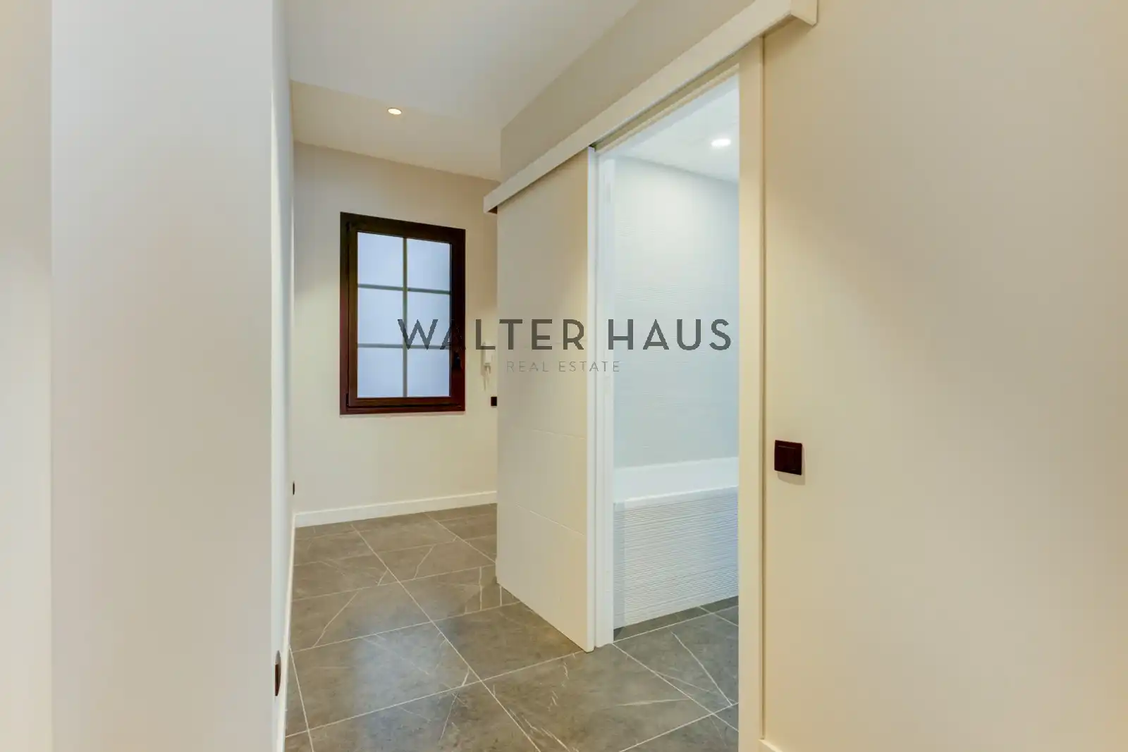 Flat for sale in Barcelona  with Air Conditioner, Heating and Oven