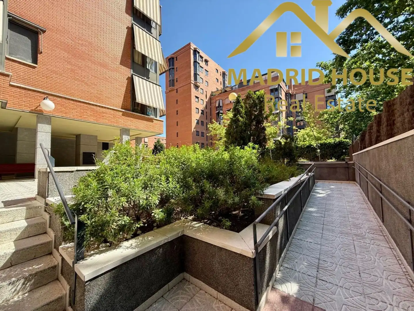 Vista exterior de Àtic en venda en Madrid amb Aire condicionat, Calefacció i Terrassa