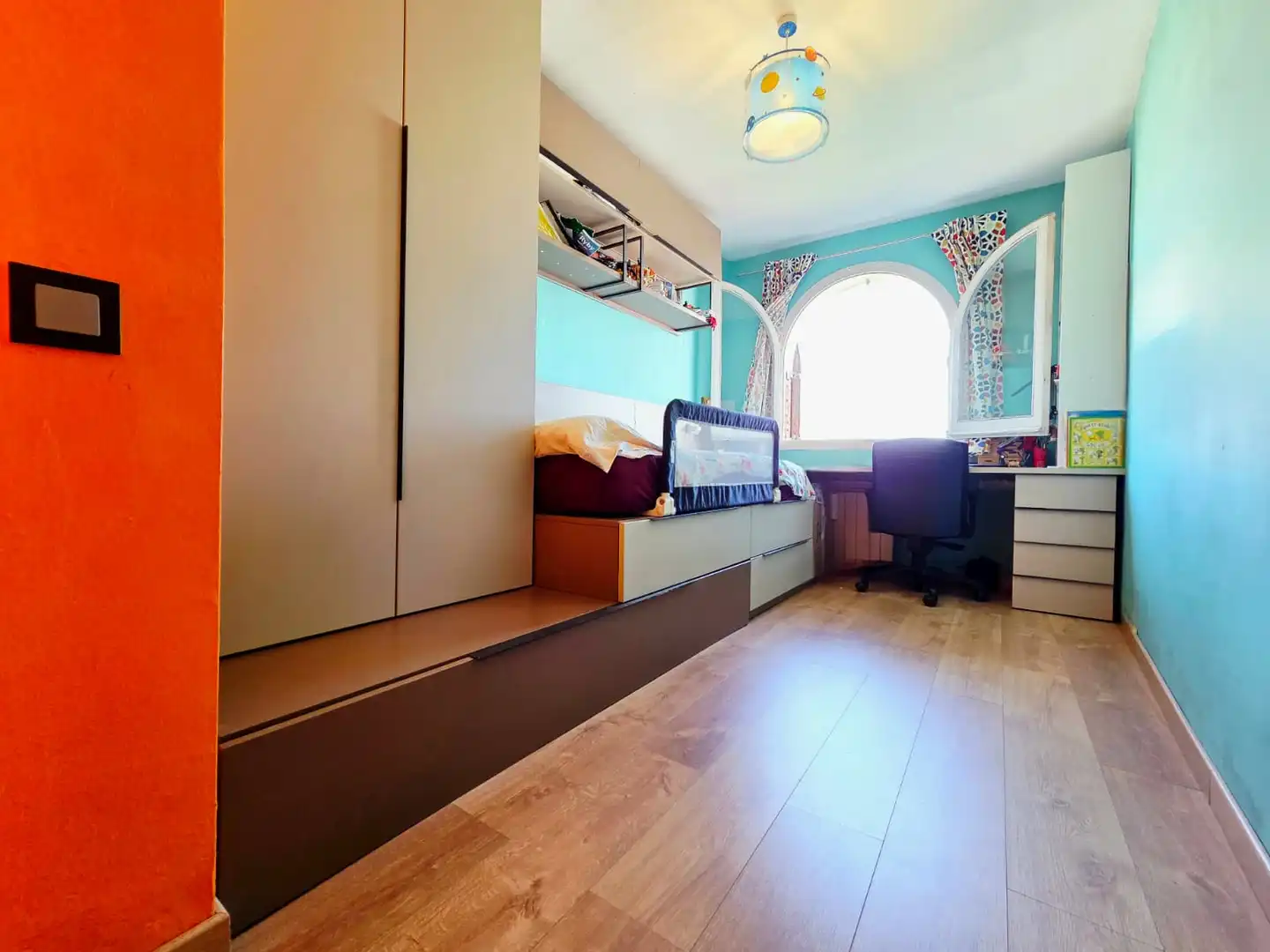 Schlafzimmer von Einfamilien-Reihenhaus zum Verkauf in Palau-solità i Plegamans mit Klimaanlage, Heizung und Privatgarten