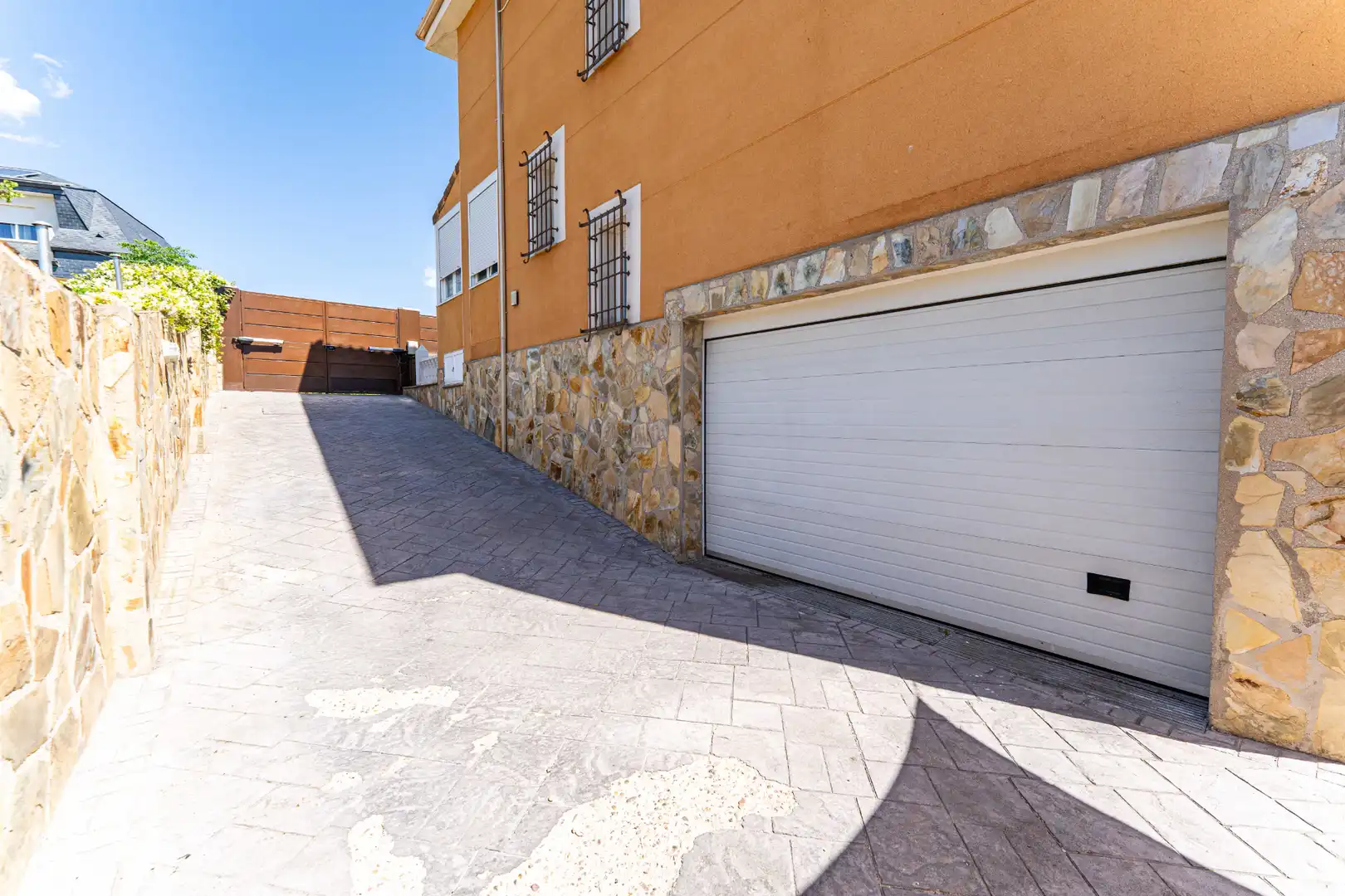 Parking de Casa o chalet en venta en Serranillos del Valle con Aire acondicionado, Calefacción y Jardín privado
