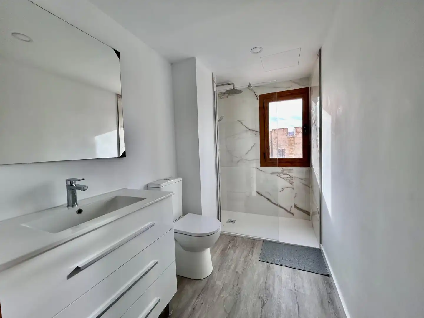 Bathroom of Flat for share in Inca  with Parquet flooring, Terrace and Furnished
