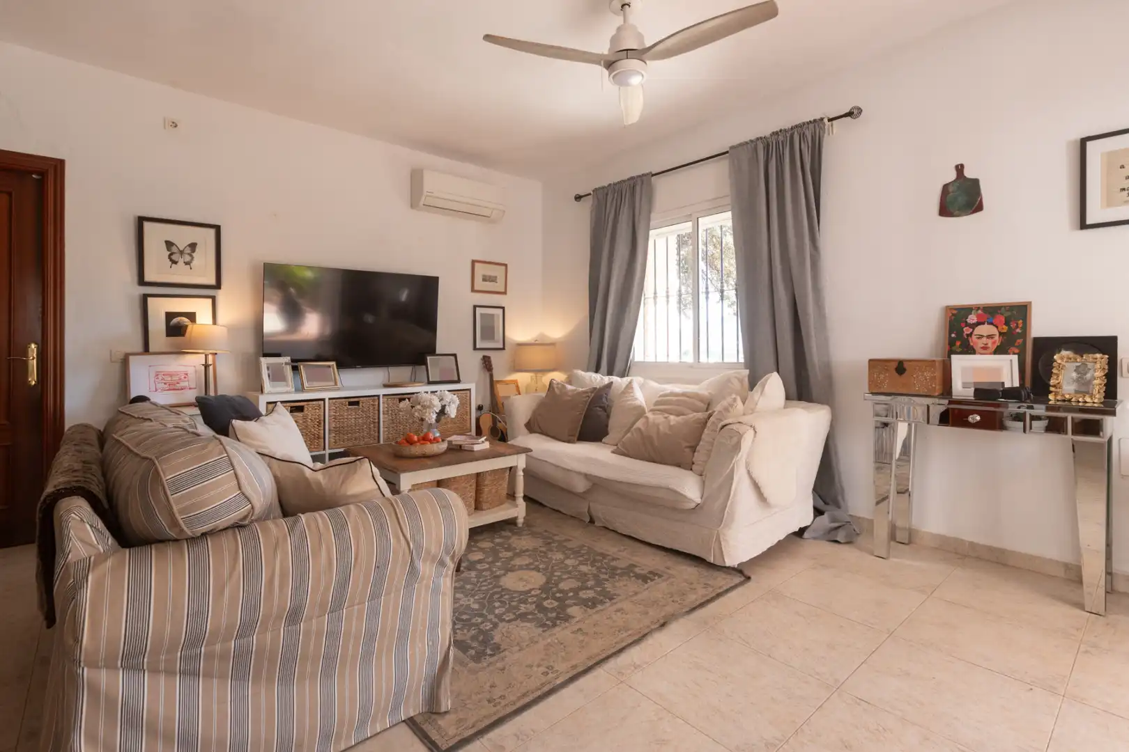 Sala de estar de Casa o chalet en venta en Alhaurín de la Torre con Aire acondicionado, Calefacción y Jardín privado