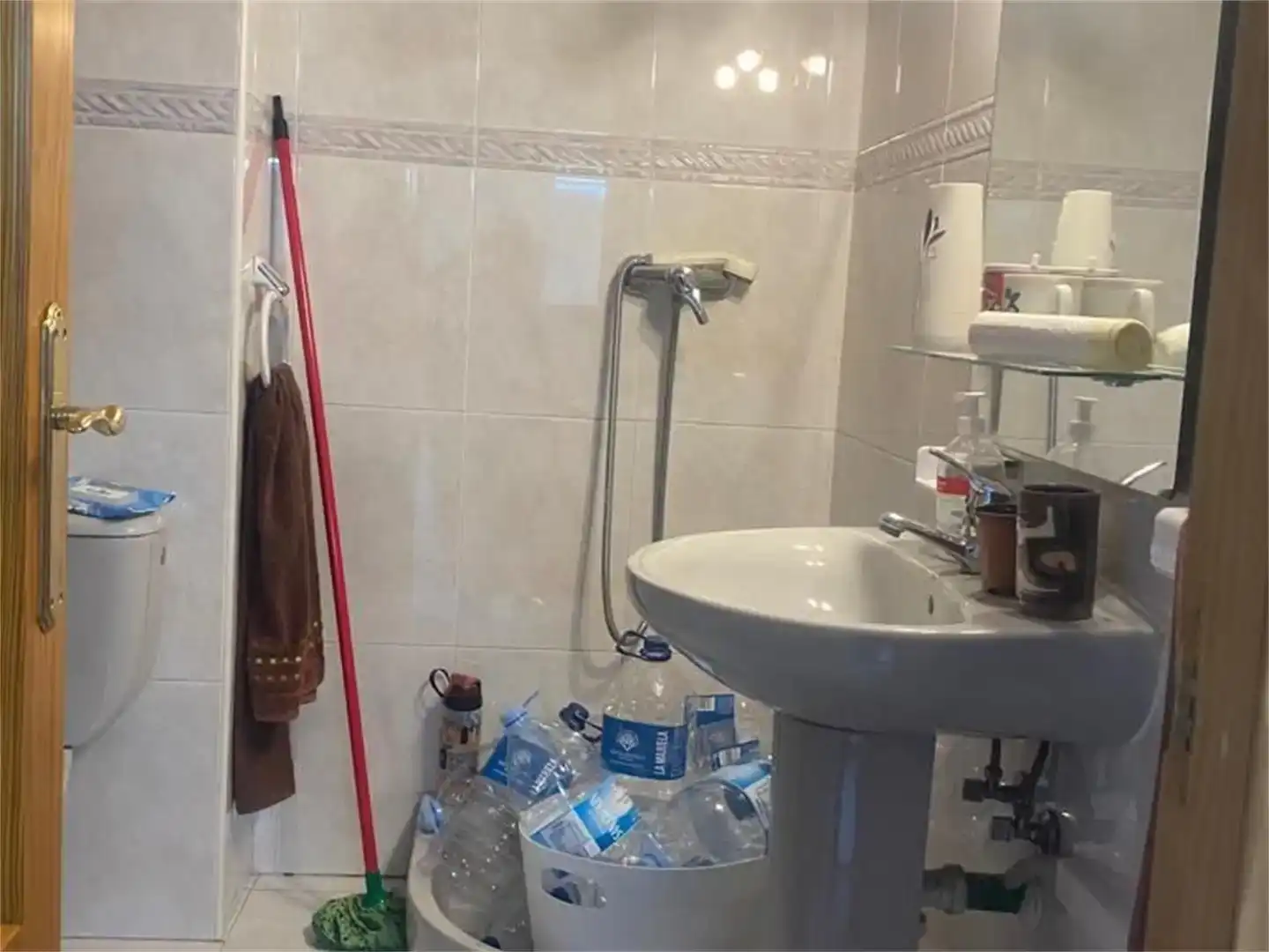 Badezimmer von Geschaftsraum zur Miete in Santander mit Klimaanlage und Möbliert