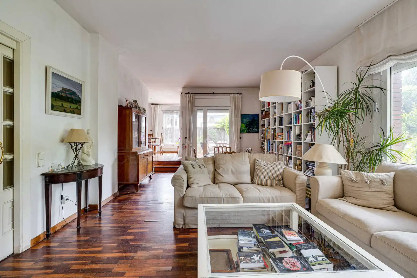 Sala de estar de Casa o chalet en venta en Sant Cugat del Vallès con Calefacción, Jardín privado y Parquet