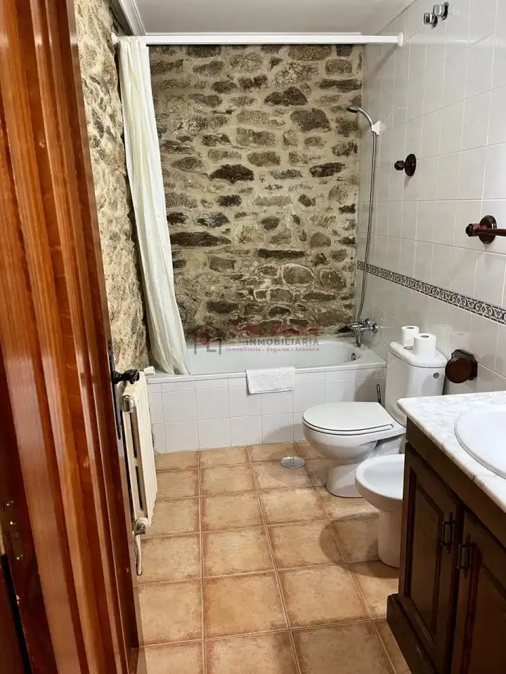 Bany de Local en venda en A Pobra de Trives  amb Aire condicionat i Moblat