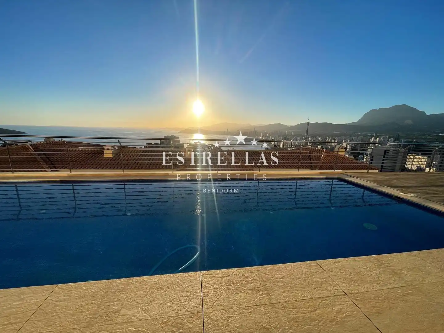 Vista exterior de Casa o xalet en venda en Benidorm amb Aire condicionat, Calefacció i Jardí privat