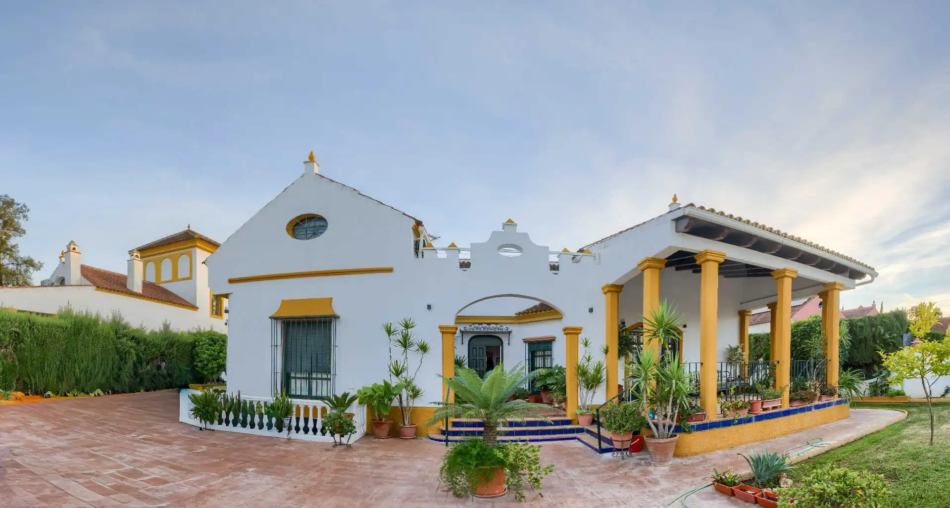 Exterior view of Houses for sale in Espartinas  with Air Conditioner, Private garden and Terrace
