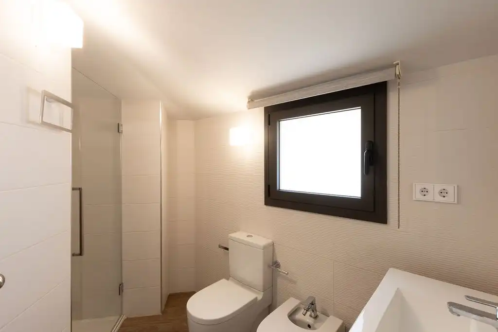 Badezimmer von Wohnung zum Verkauf in Arenys de Mar mit Klimaanlage, Terrasse und Abstellraum