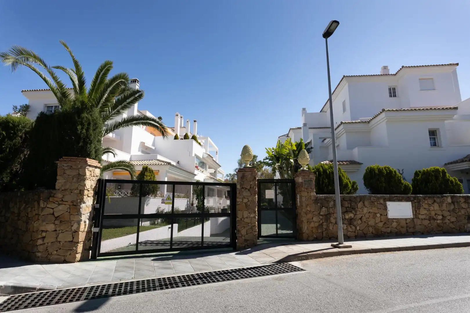 Außenansicht von Wohnung zum Verkauf in Marbella mit Klimaanlage, Terrasse und Balkon