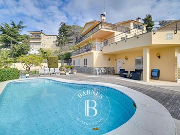 Casa con piscina in vendita a Urbanitzacions