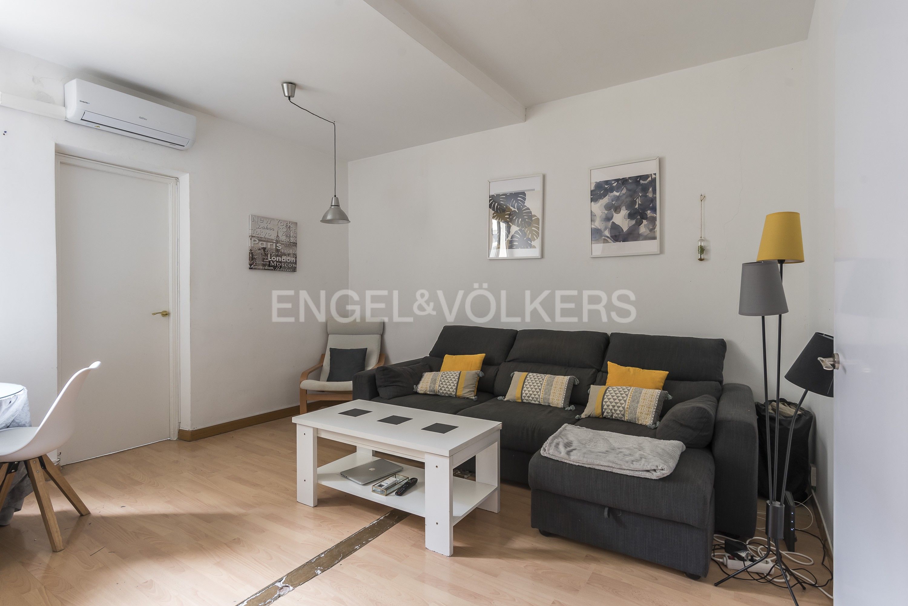 Sala d'estar de Apartament de lloguer en  Madrid Capital amb Aire condicionat, Calefacció i Moblat