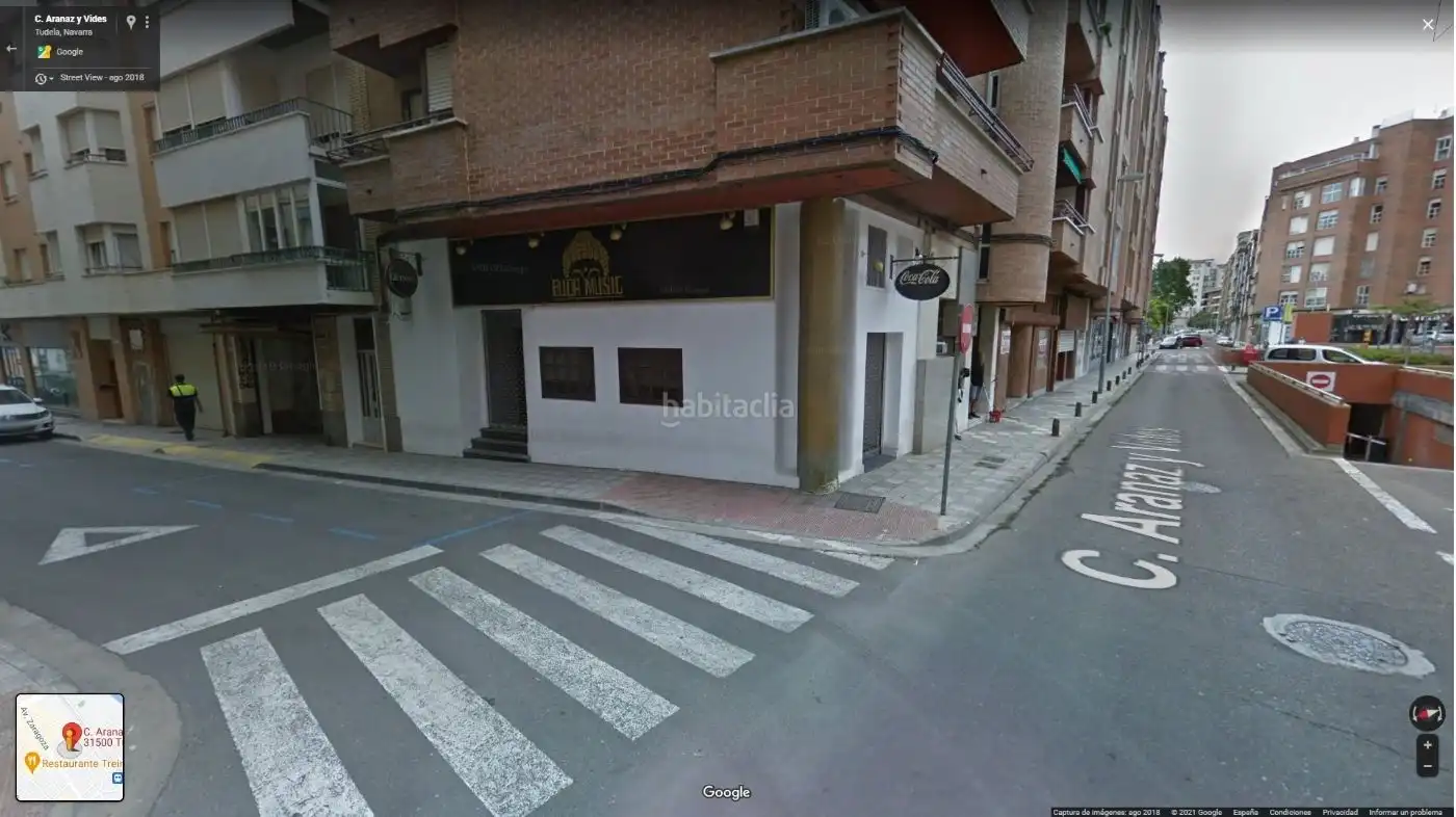 Local comercial en venda a Calle Aranaz y Vides 3