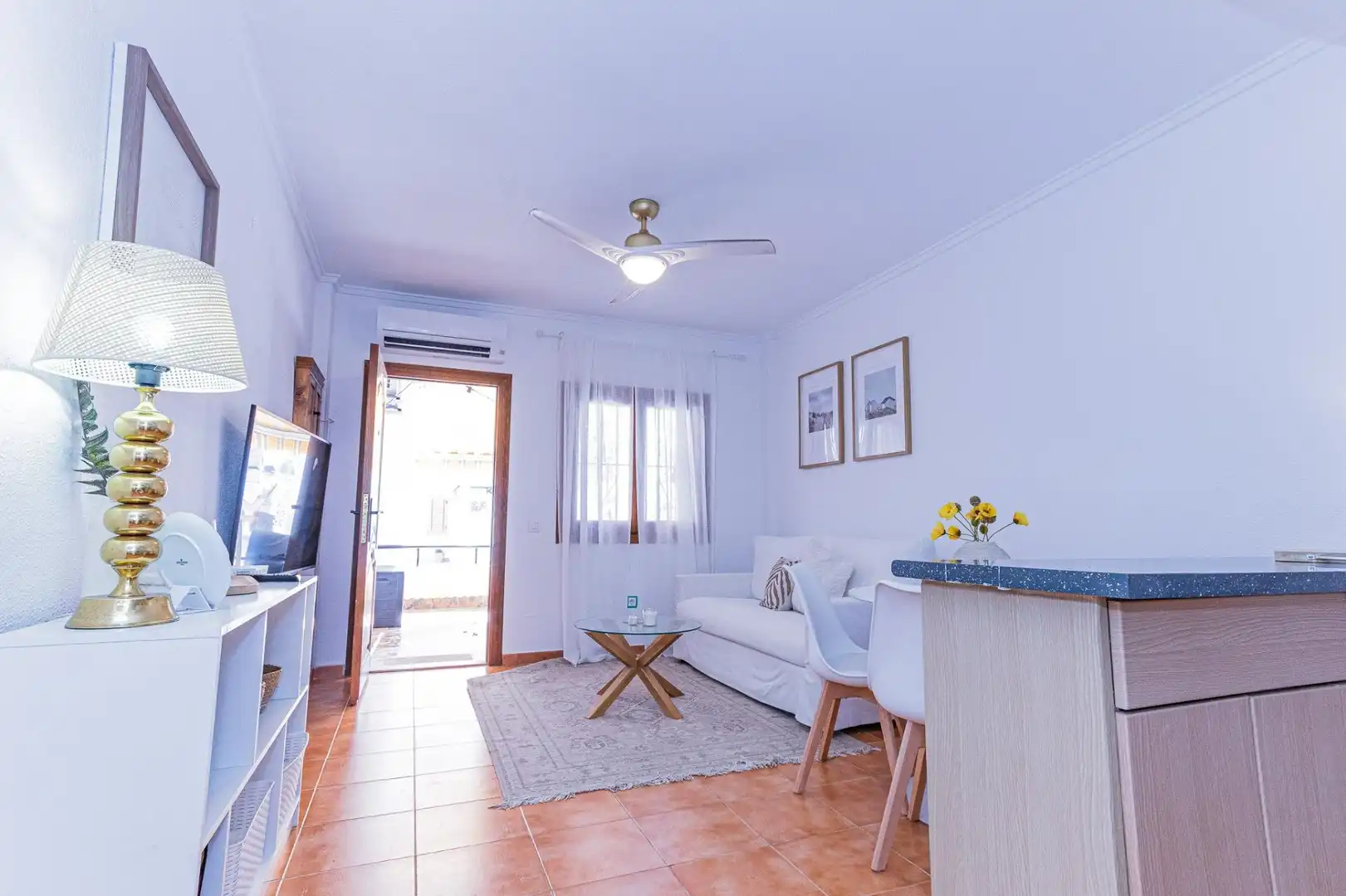 Sala d'estar de Casa o xalet de lloguer en Torrevieja amb Aire condicionat, Terrassa i Piscina comunitària