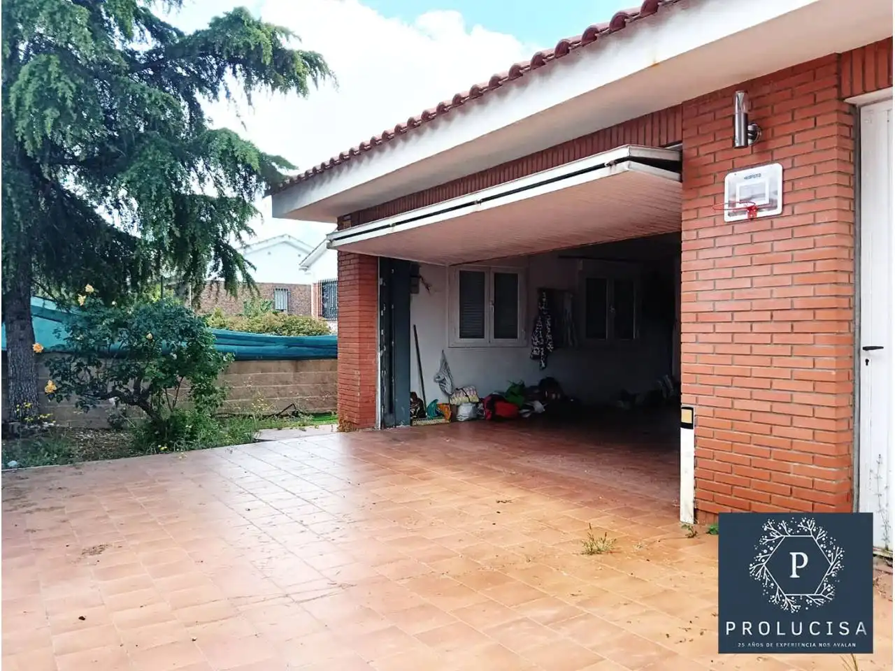 Vista exterior de Casa o chalet en venta en Serranillos del Valle con Calefacción, Terraza y Piscina
