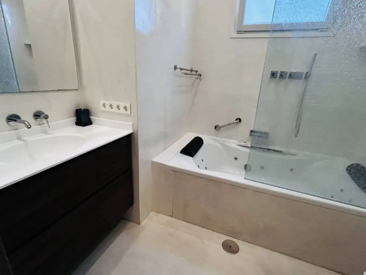 Badezimmer von Einfamilien-Reihenhaus zum Verkauf in Almuñécar mit Klimaanlage, Heizung und Terrasse