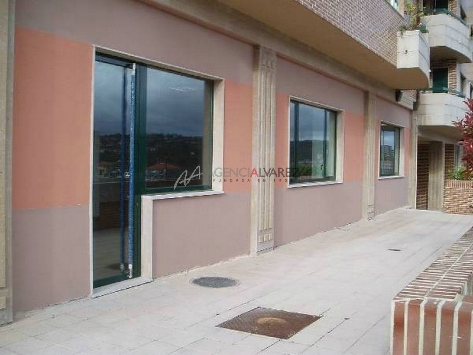 Vista exterior de Local en venta en Oviedo  con Terraza